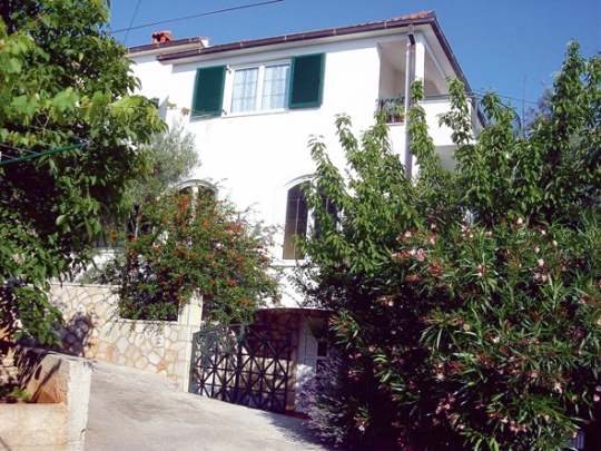 Studio - kvalitně vybavené, v klidné části, hostům je k dispozici zahradní gril - Jelsa